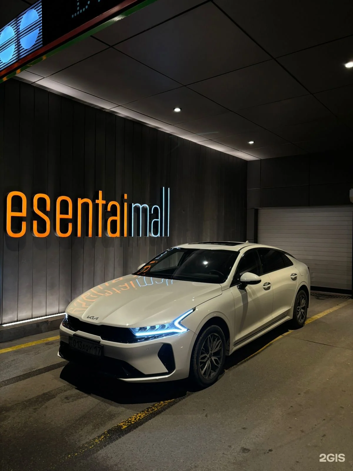 Kia K5 у Esentai Mall — фото из галереи Asia Autorent в 2GIS